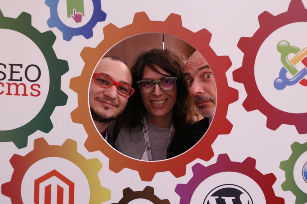 SEOcms: Formazione sui CMS CMS, il Selfie del nostro inviato con Stefano e Maurizio, gli organizzatori di SEOcms