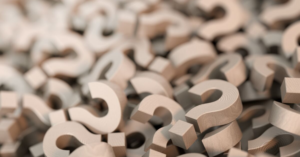 Tanti punti di domandi come metafora delle 3 domande principali da porsi per scrivere contenuti di qualità per il web